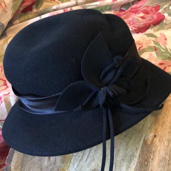 VINTAGE MAGID HATS brand Felted Wool Ladies Elegant Black
Floral Element NEW - Picture 3 of 16